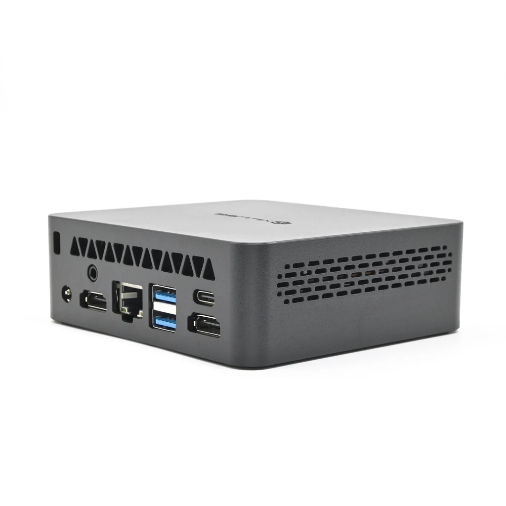 Mini PC MLLSE M3 Pro compacto en gris, chasis metálico con rejillas laterales, puertos USB 3.0, USB‑C, HDMI, Ethernet y audio en el panel trasero