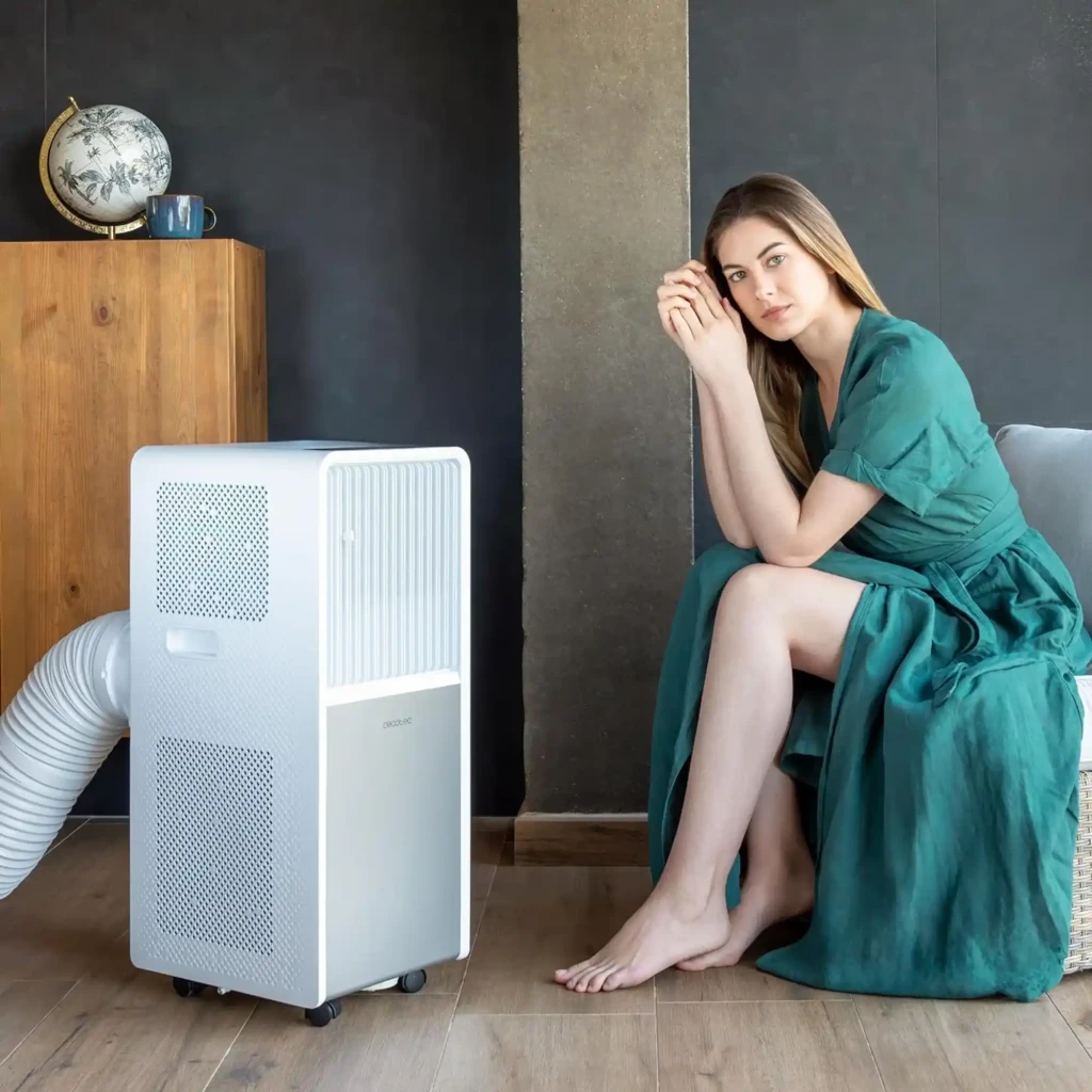 Cecotec ForceClima 9150 Style climatiseur mobile blanc avec grille frontale, panneau perforé latéral, tuyau d’évacuation flexible et roulettes noires