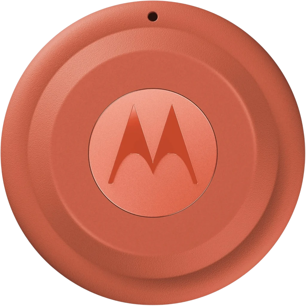 Motorola Moto Tag 2.0 PANTONE Arabesque en tono coral, disco circular con logo M centrado, borde texturizado y orificio superior para llavero