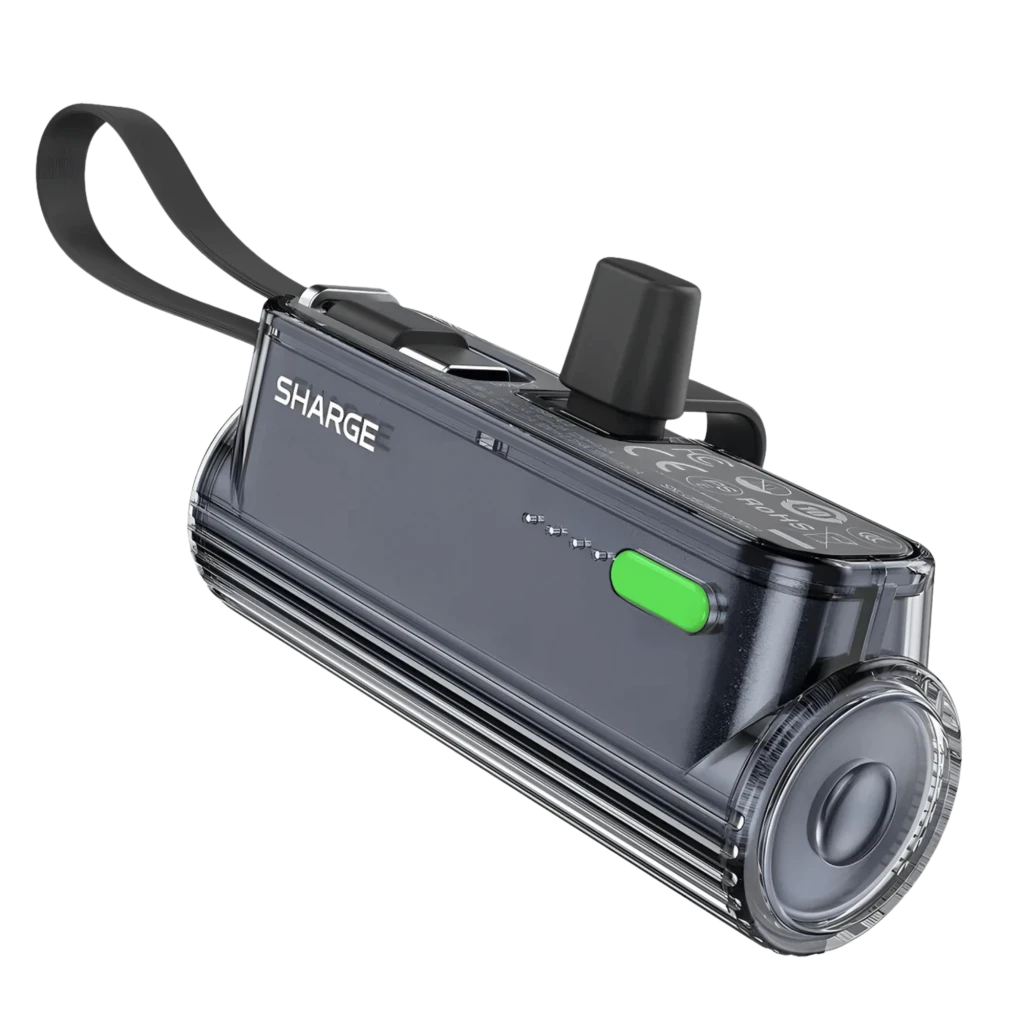 Power bank preto compacto com cabo USB-C integrado, botão verde, LEDs de carga e alça. Corpo translúcido e textura lateral estriada, 5000 mAh, 22,5 W