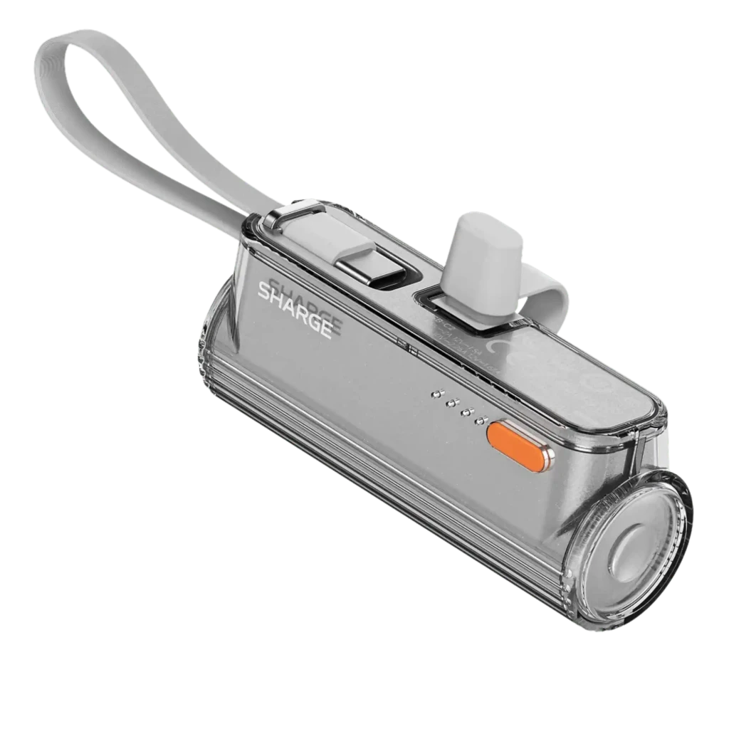 Sharge Flow Mini Prateado 5000mAh, compacto e metálico, porta USB-A, botão laranja, LEDs de carga, cabo USB-C integrado e alça flexível para transporte