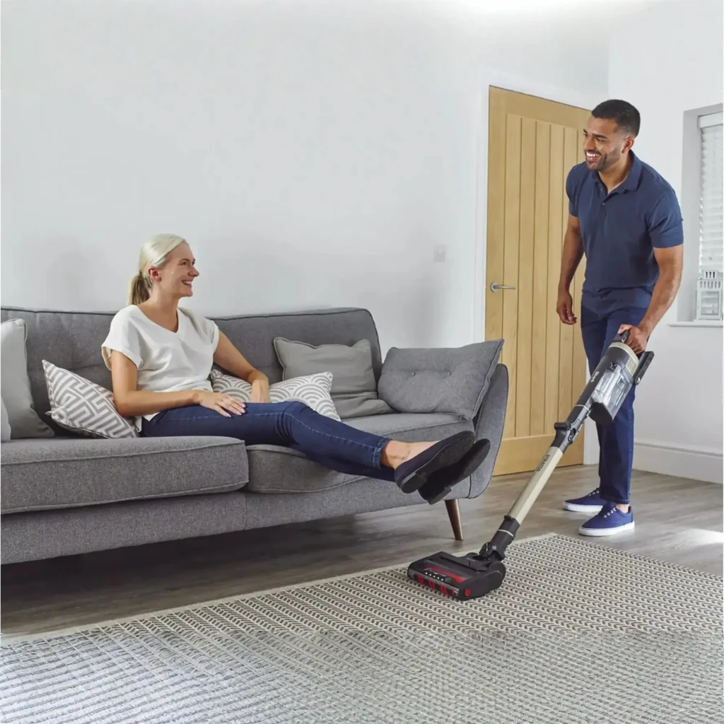 Aspiradora escoba Shark Stratos IZ400EUT sin cable con tubo dorado, depósito transparente y cabezal ancho con luces LED para suelos y alfombras