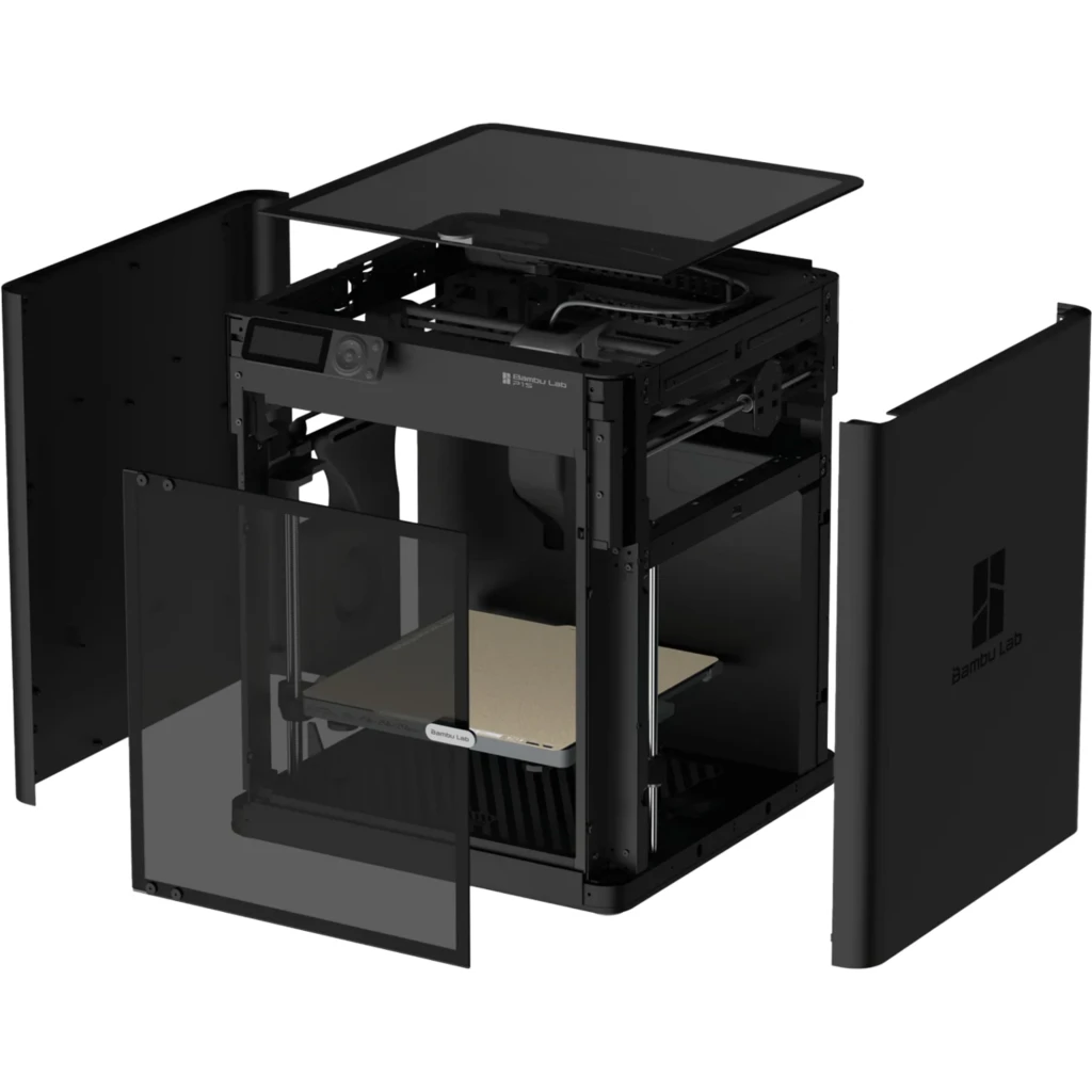 Impresora 3D Bambu Lab P1S cerrada con paneles oscuros, carcasa negra, puerta frontal transparente, tapa superior y filtro de carbón visible en el módulo