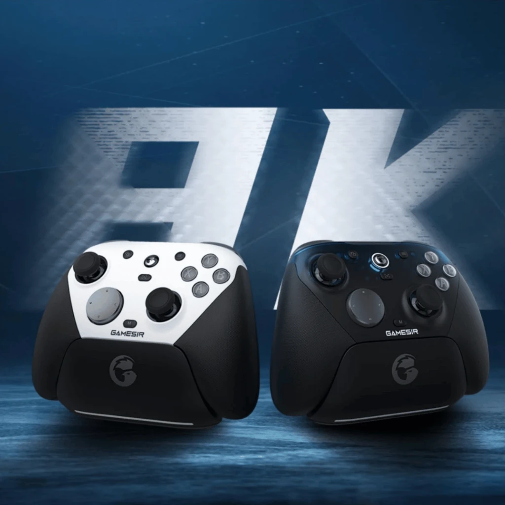 Mando GameSir G7 Pro 8K Uranus: dos controladores ergonómicos blanco y negro, joysticks asimétricos, gatillos, D-pad, botones ABXY y agarre texturizado
