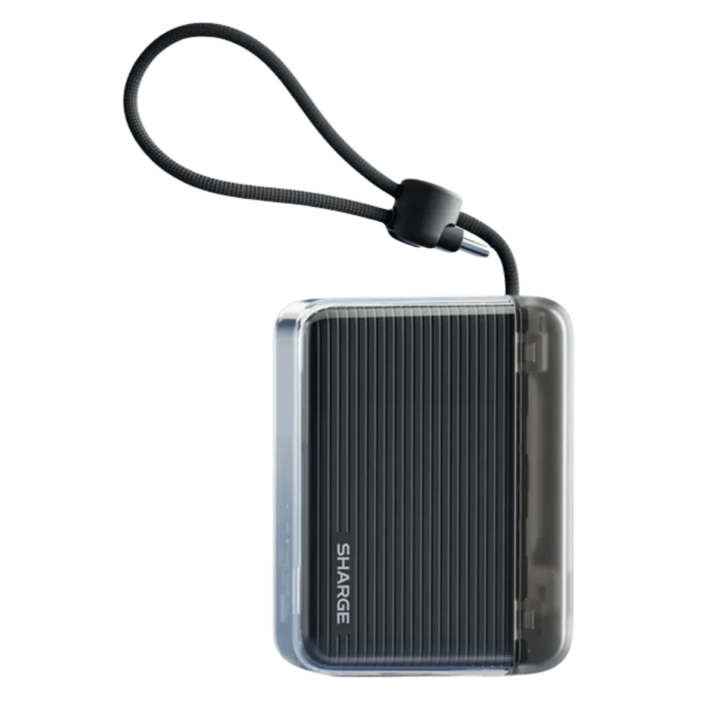 Power bank preto compacto com capa transparente, textura estriada, logotipo SHARGE e alça de pulso; cabo USB-C integrado lateralmente