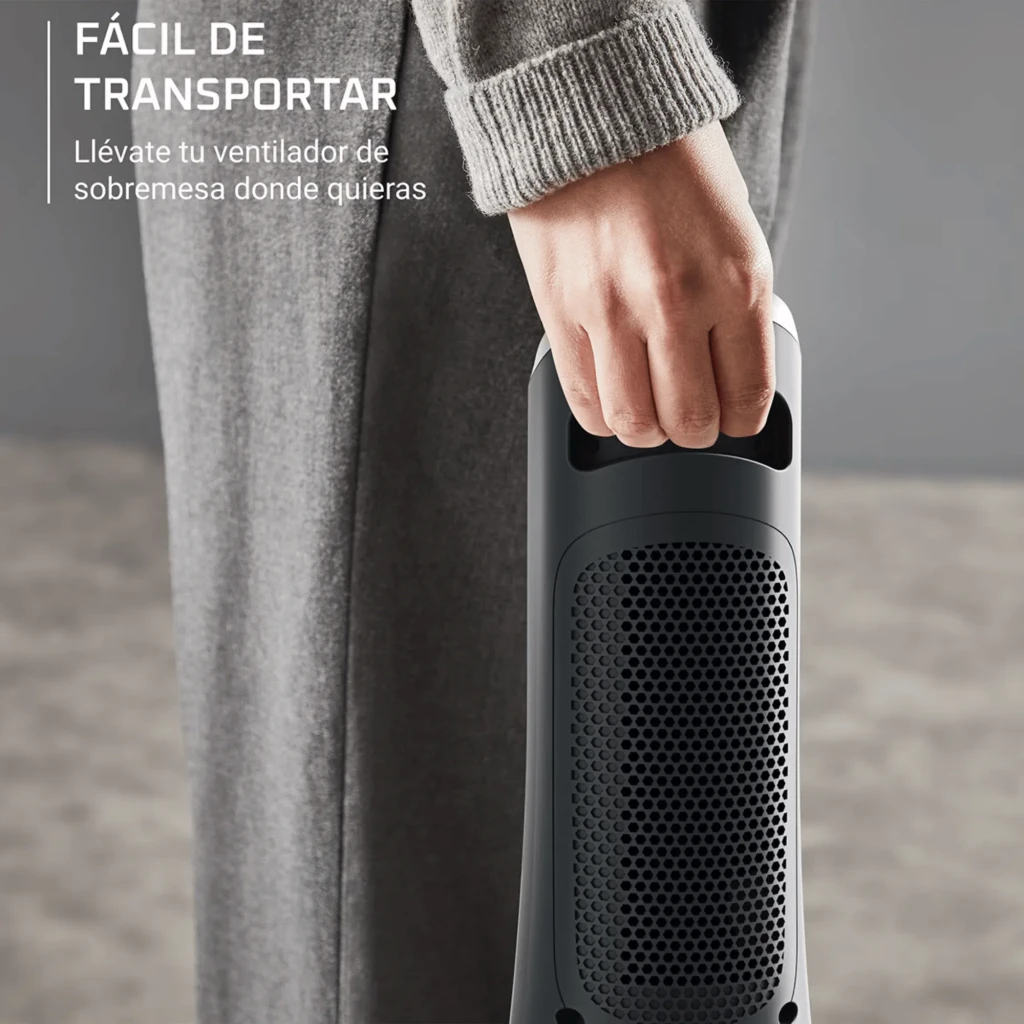 Ventilador de torre compacto con asa superior integrada, rejilla de panal y diseño gris oscuro; fácil de transportar y pensado para sobremesa