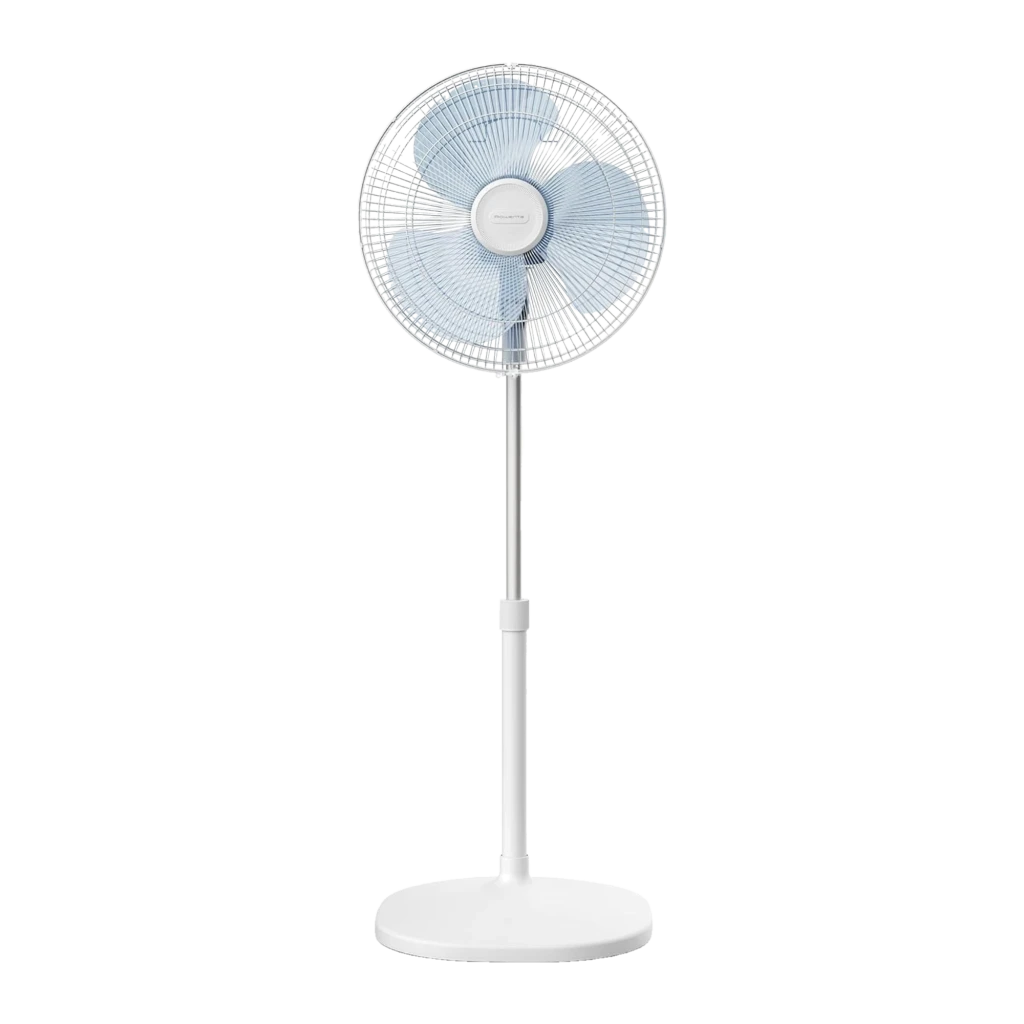 Ventilador de pie blanco con 3 aspas azules, rejilla metálica, base redonda estable y altura regulable; diseño limpio y moderno para enfriamiento doméstico