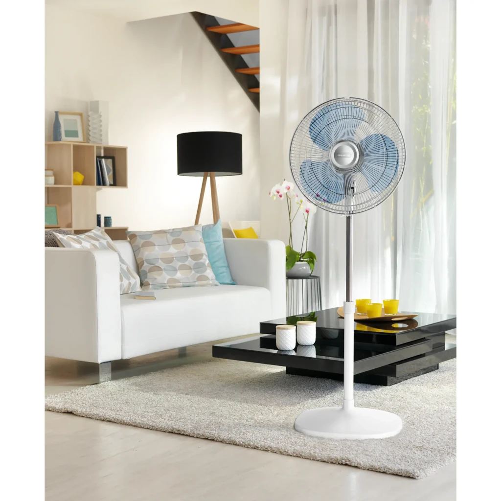 Ventilador de pie Rowenta Essential VU4410, 55 W, 3 velocidades. Cabezal con rejilla azul y base redonda blanca, altura regulable y diseño moderno y estable
