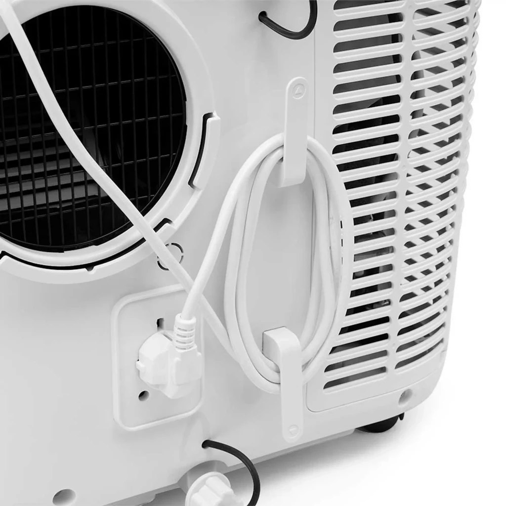 Parte trasera del aire acondicionado portátil Orbegozo ADR 122: rejillas de ventilación, puerto de salida de aire, soporte para cable y enchufe blanco