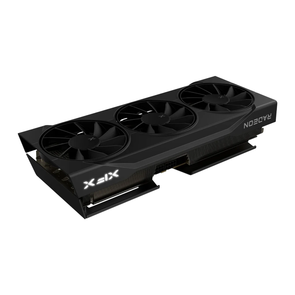XFX Radeon RX 9070 XT Swift 16GB Negro, vista diagonal frontal: triple ventilador, logo XFX iluminado y letrero Radeon en