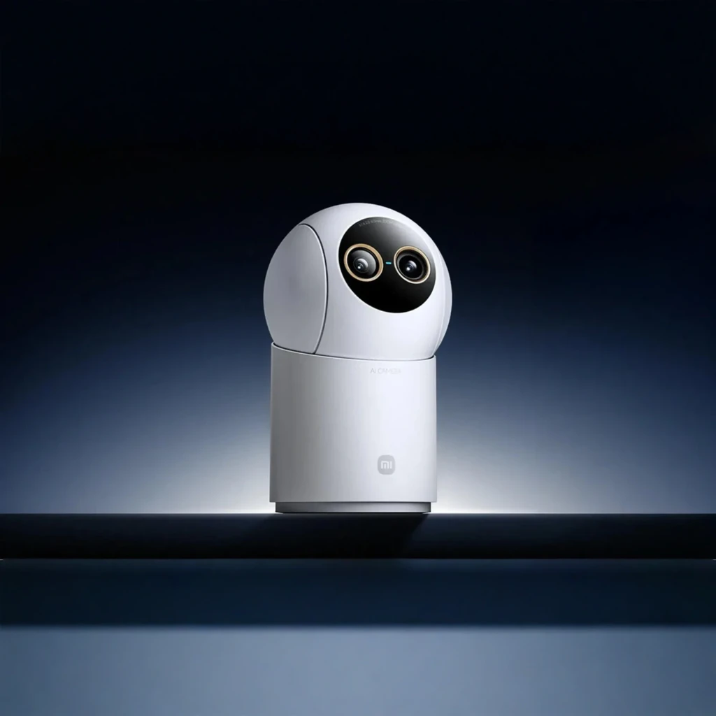 Cámara de Vigilancia Xiaomi Smart Camera C701 Pro con cuerpo blanco, lente doble tipo ojo, base cilíndrica y diseño minimalista para interiores