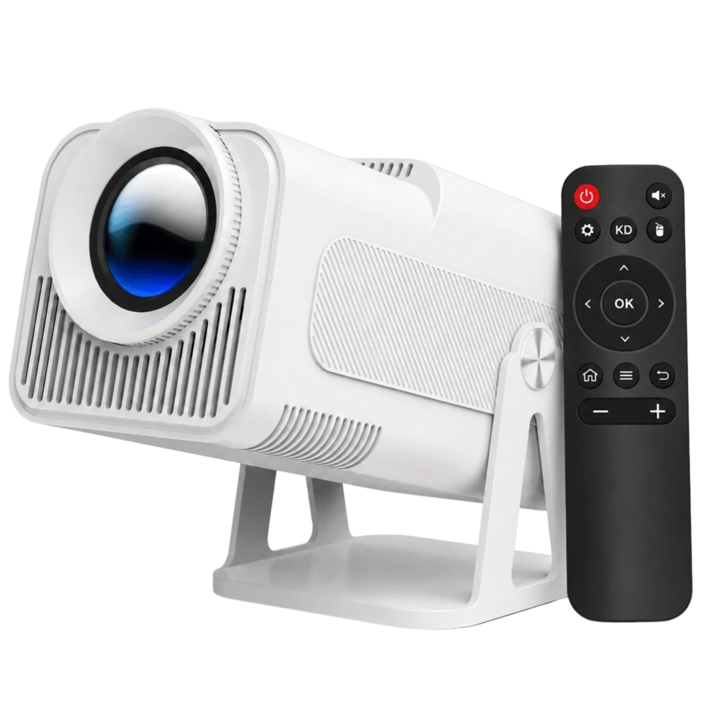 Magcubic HY320 FHD 390 ANSI Blanco Proyector compacto en soporte ajustable, lente frontal azul y rejillas laterales; incluye control remoto negro con botones