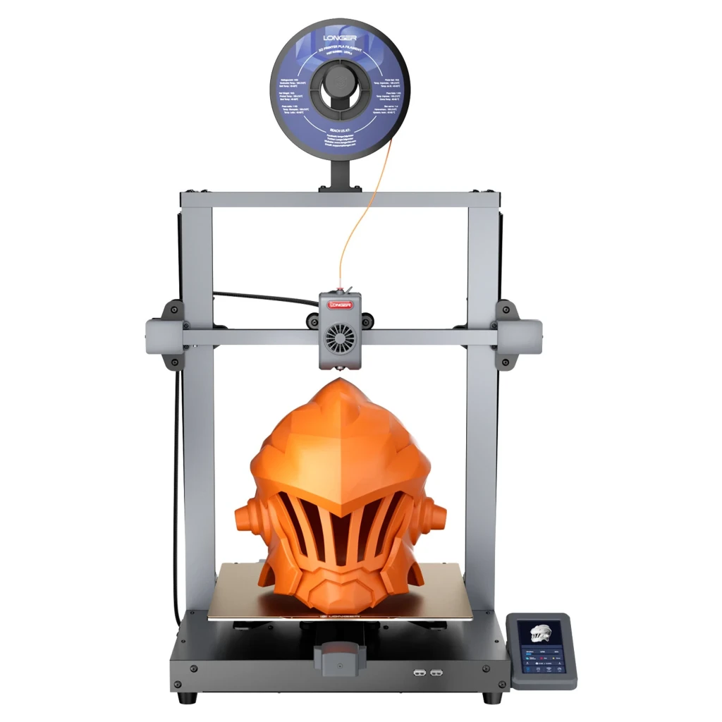 Impresora 3D Longer LK10 Plus FDM con gran volumen, marco metálico, extrusor directo, bobina superior y pantalla táctil; imprime casco naranja en PLA