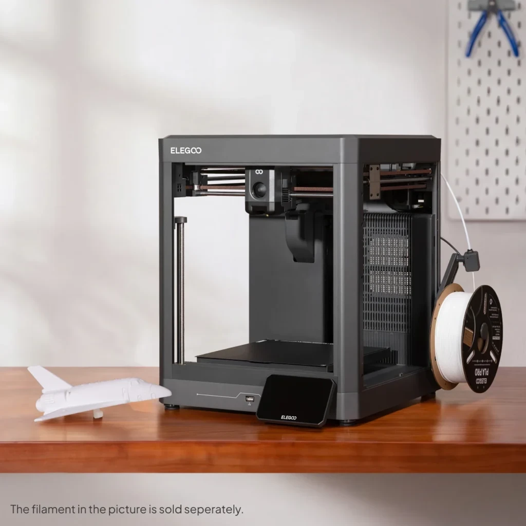 Impresora 3D Elegoo Centauri 2 con chasis gris robusto, extrusor frontal, bandeja de impresión amplia, pantalla táctil inclinada y portabobina lateral para 4