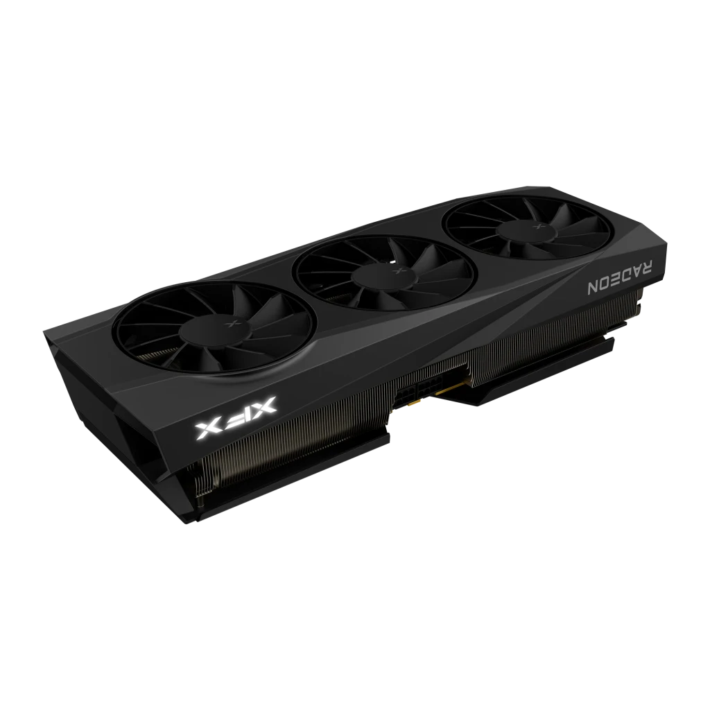 XFX Radeon RX 9070 QuickSilver OC 16GB negro, vista frontal en ángulo: triple ventilador, logo XFX iluminado y aletas de