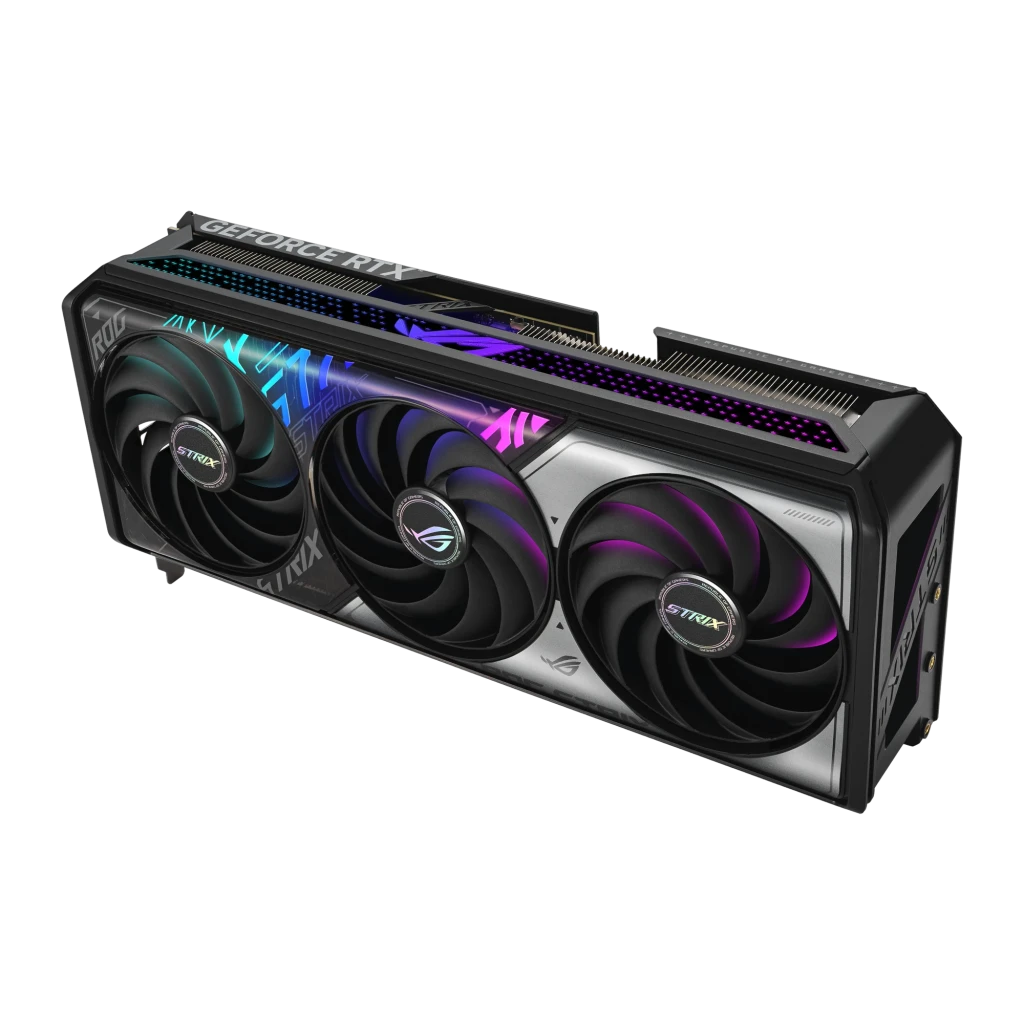 ASUS ROG Strix GeForce RTX 5070 OC 12GB, vista frontal en ángulo: tres ventiladores con iluminación RGB y shroud plateado