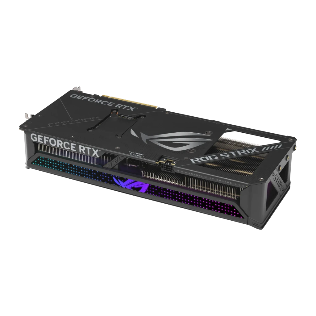 ASUS ROG Strix GeForce RTX 5070 OC 12GB, vista trasera en ángulo: backplate metálico con logo ROG Strix e iluminación RGB en