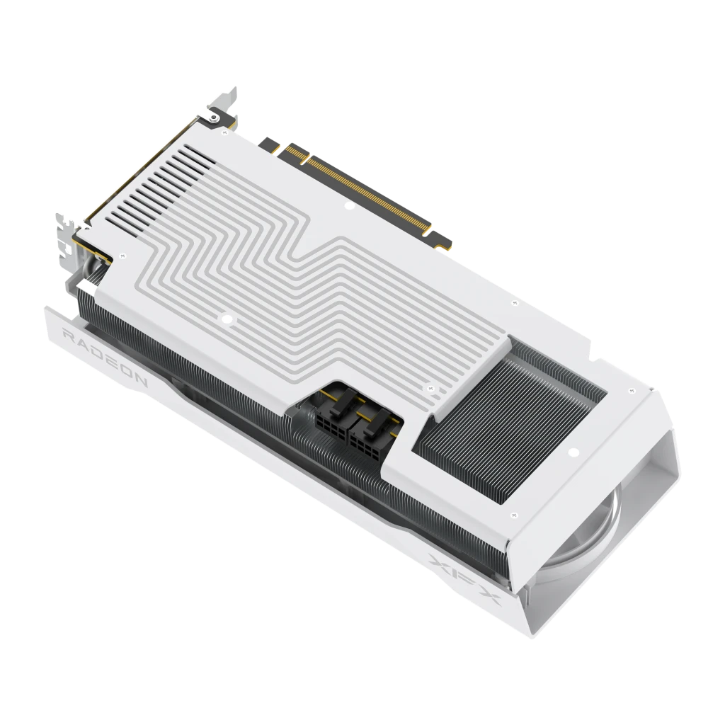 XFX Radeon RX 9070 Swift Triple Fan OC 16GB blanca, vista trasera en ángulo: backplate con grabado geométrico, conectores de