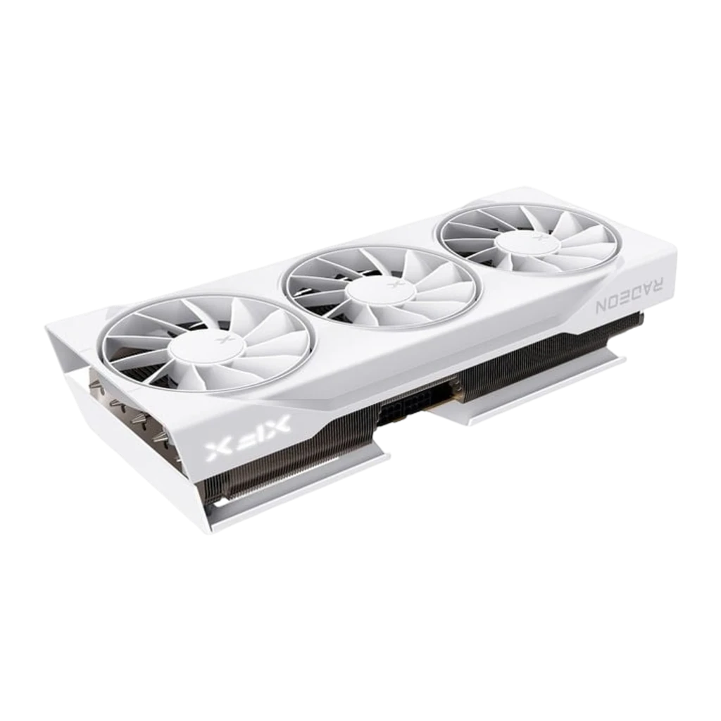 XFX Swift Radeon RX 9070 OC Gaming 16GB blanca, vista en perspectiva: tres ventiladores, logo XFX y conectores de