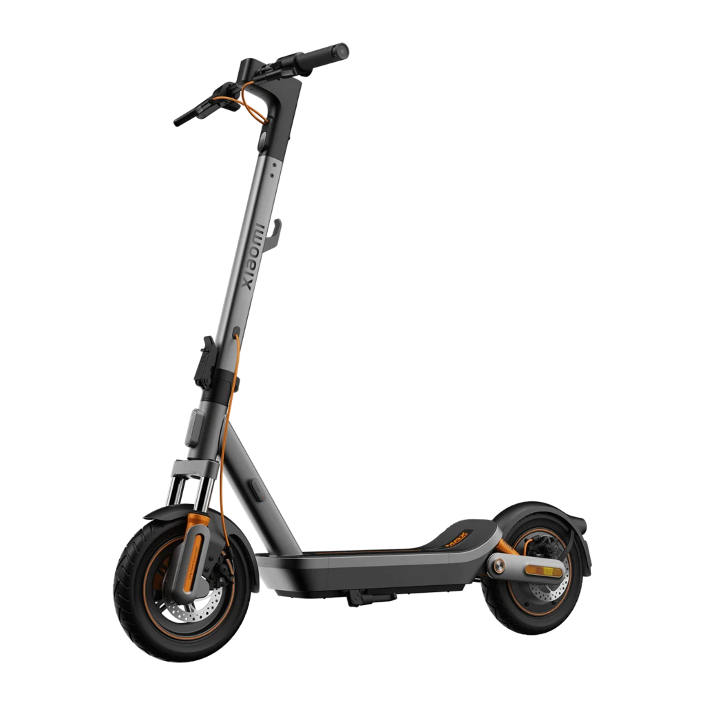 Patinete Eléctrico Xiaomi Electric Scooter 6 Max, diseño gris con detalles naranjas, ruedas 12 pulgadas, freno de disco delantero y plataforma amplia