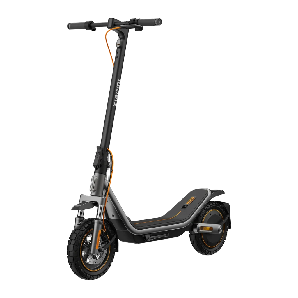Patinete eléctrico Xiaomi 6 Pro negro y gris con detalles naranjas, ruedas todoterreno de 12 pulgadas, plataforma baja ancha y luz delantera integrada