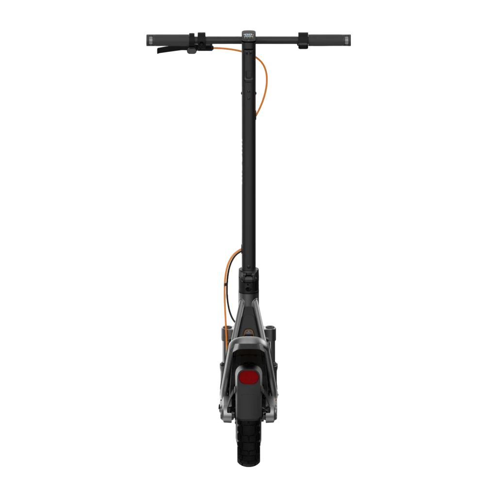 Vista trasera del patinete eléctrico Xiaomi 6 Pro negro, manillar recto, cableado naranja visible, luz trasera roja y rueda ancha de 12 pulgadas