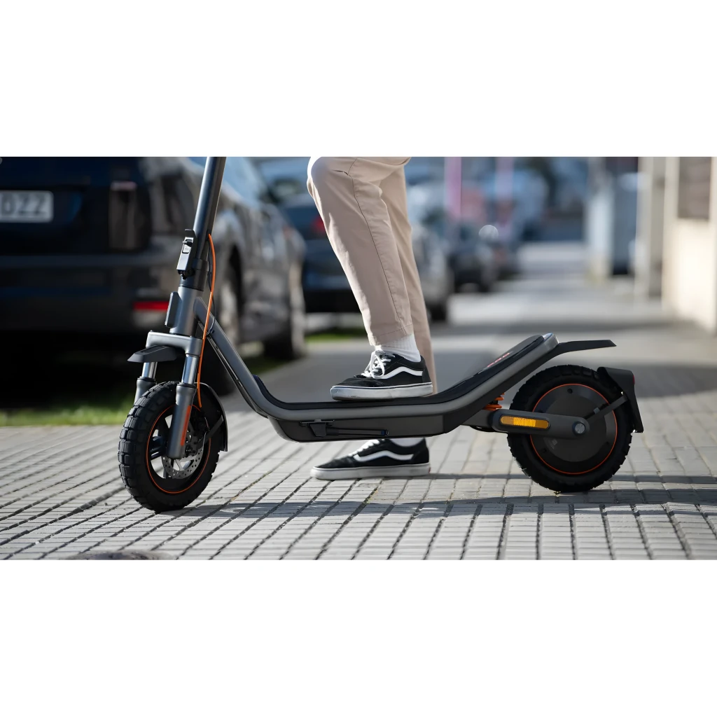Patinete eléctrico Xiaomi 6 Pro negro con ruedas de 12 pulgadas, neumáticos robustos, guardabarros trasero, freno de disco y luces reflectantes laterales