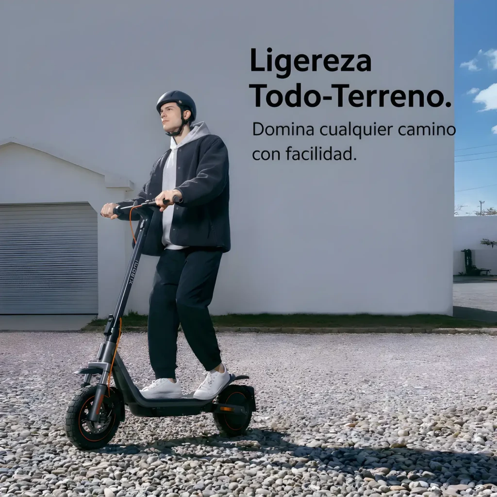 Patinete Eléctrico Xiaomi Electric Scooter 6 Pro, diseño urbano gris, ruedas 12 pulgadas con neumáticos anchos, manillar con display y luz delantera