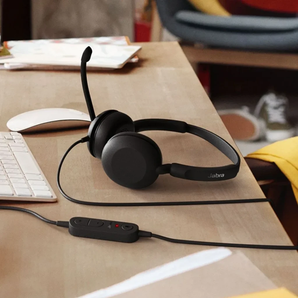 Jabra Evolve 10 Stereo USB-A Noir, vue bureau: casque avec micro-perche et télécommande en ligne posé sur un bureau