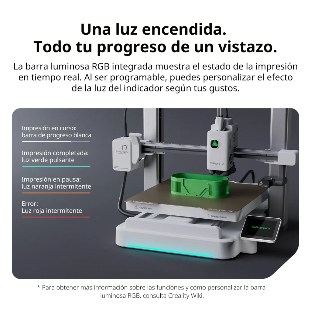 Impressora 3D Creality SPARKX i7 CFS Lite com barra luminosa RGB, visor i7, extrusor verde e base aquecida; anel impresso exibido no leito de impressão