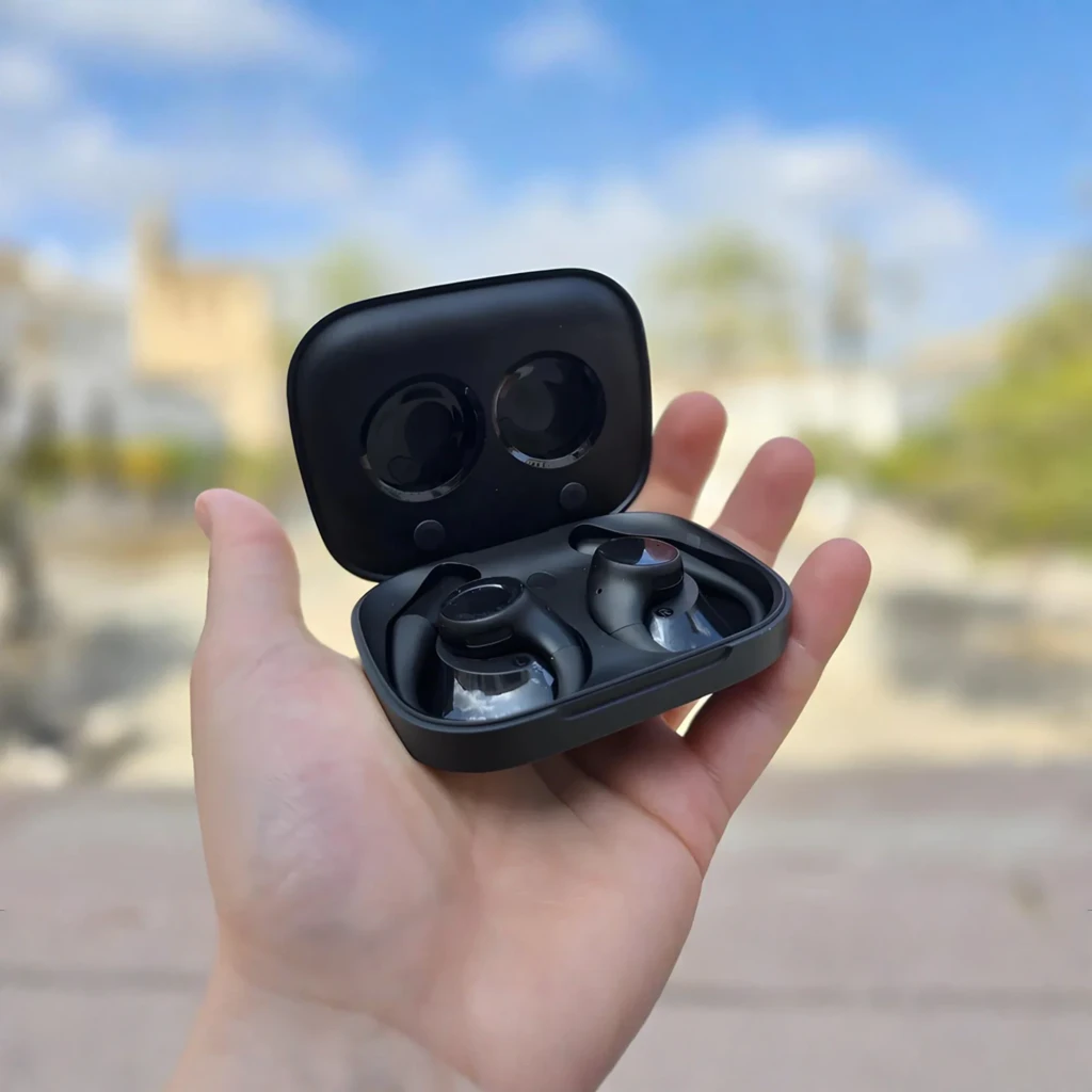 Auriculares Honor Earbuds Open negros con diseño open ear, estuche compacto mate, acabado metálico pulido y puntas con aletas de sujeción ergonómica