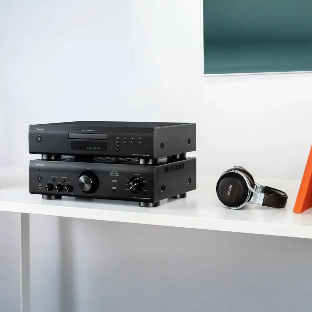 Denon Reproductor CD DCD-600NE negro, vista lifestyle: apilado sobre amplificador con auriculares en estantería