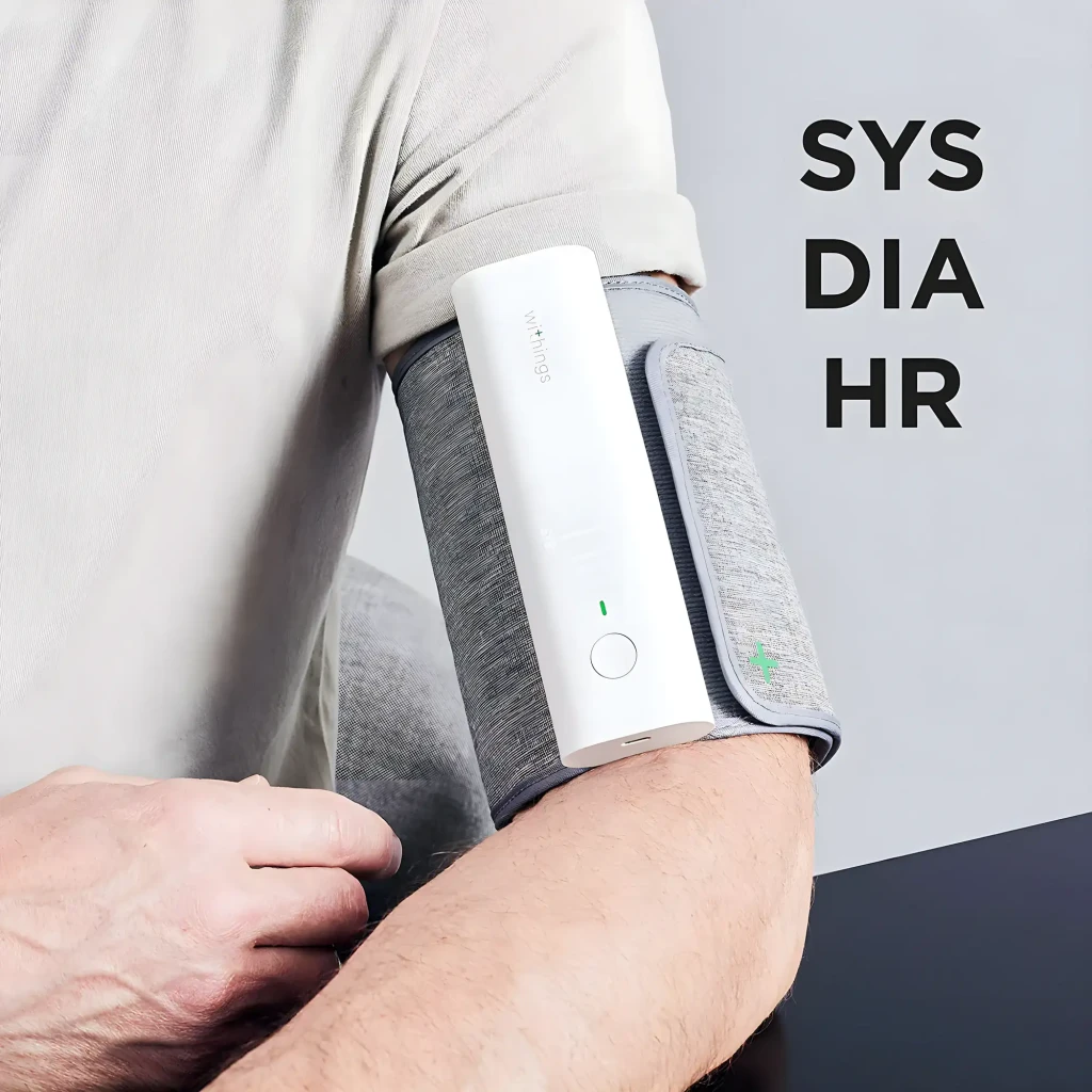 Nokia Tensiómetro BPM Connect Wi-Fi blanco, uso en brazo: manguito gris colocado con módulo blanco y texto SYS DIA HR