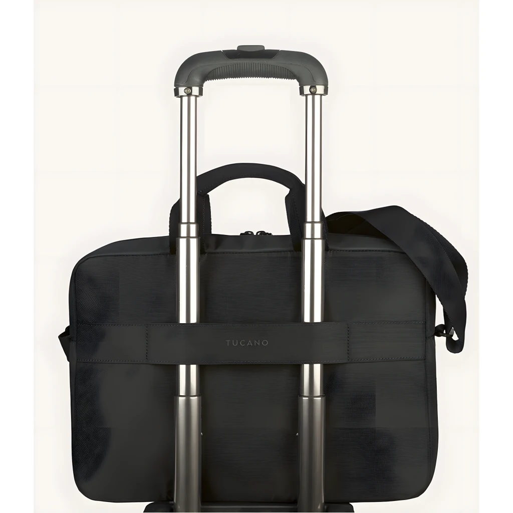 Tucano Global Notebooktasche 15.6-16 negro, vista trasera: correa trolley deslizada sobre asa de maleta con ruedas