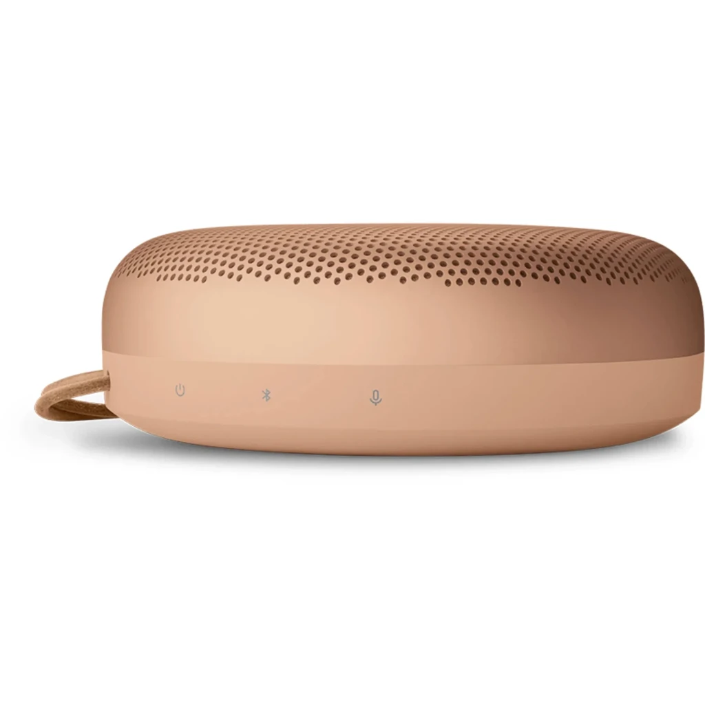Bang & Olufsen Beosound A1 3rd Gen Honey Tone, vista lateral: rejilla perforada, botones táctiles y asa de cuero