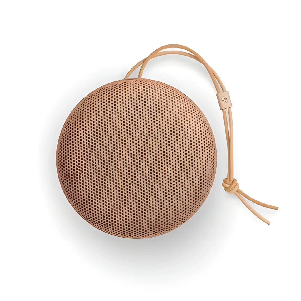 Bang & Olufsen Beosound A1 3rd Gen Honey Tone, vista frontal: rejilla circular perforada y correa de cuero natural