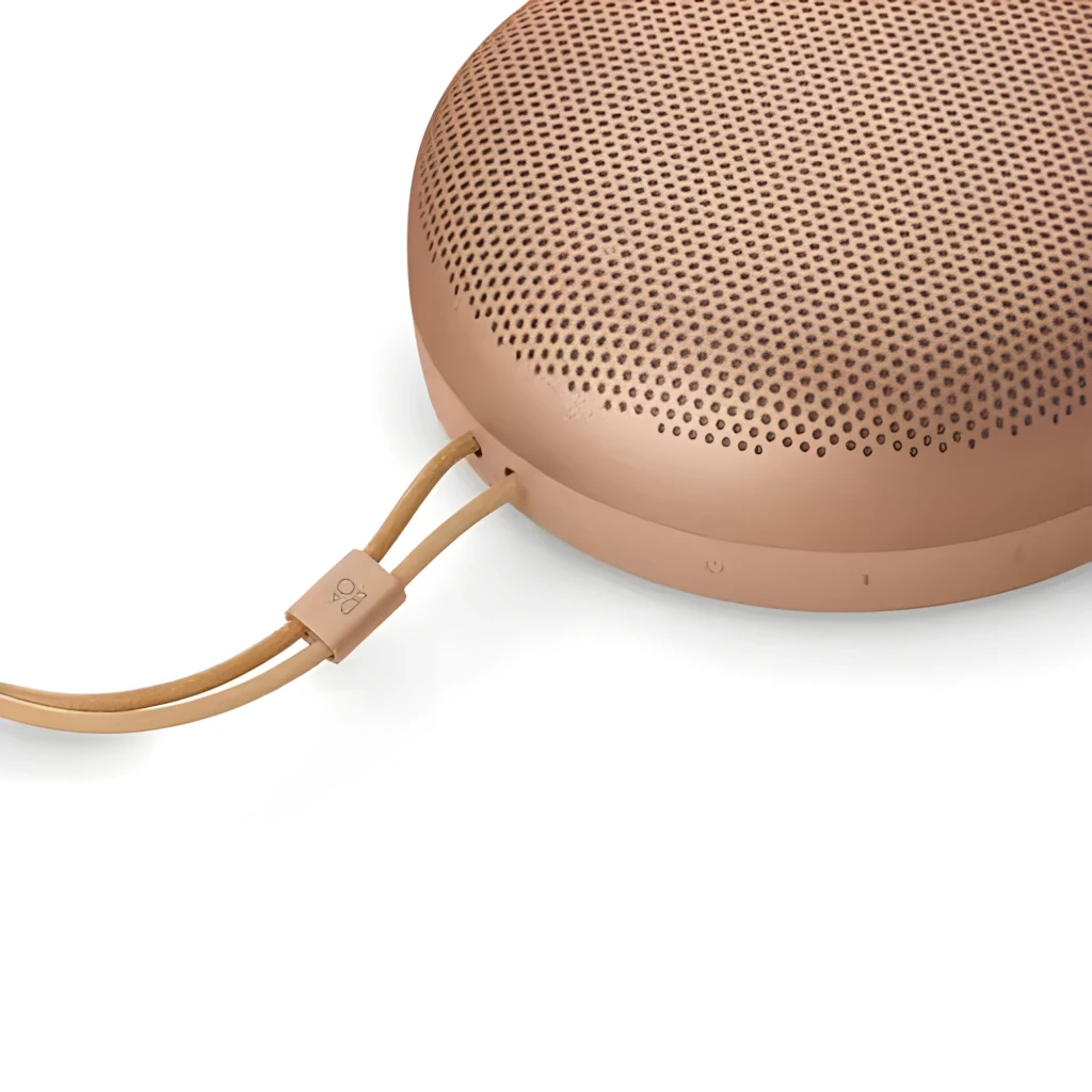 Bang & Olufsen Beosound A1 3rd Gen Honey Tone, detalle: rejilla perforada y correa de cuero con clip B&O