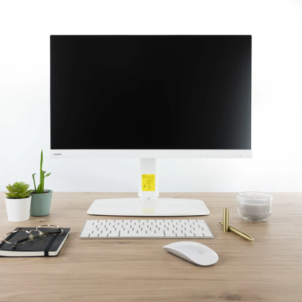 TooQ DB1127TN-B Brazo Monitor 17-27 pulgadas Blanco, vista frontal: brazo blanco sosteniendo monitor en escritorio de madera