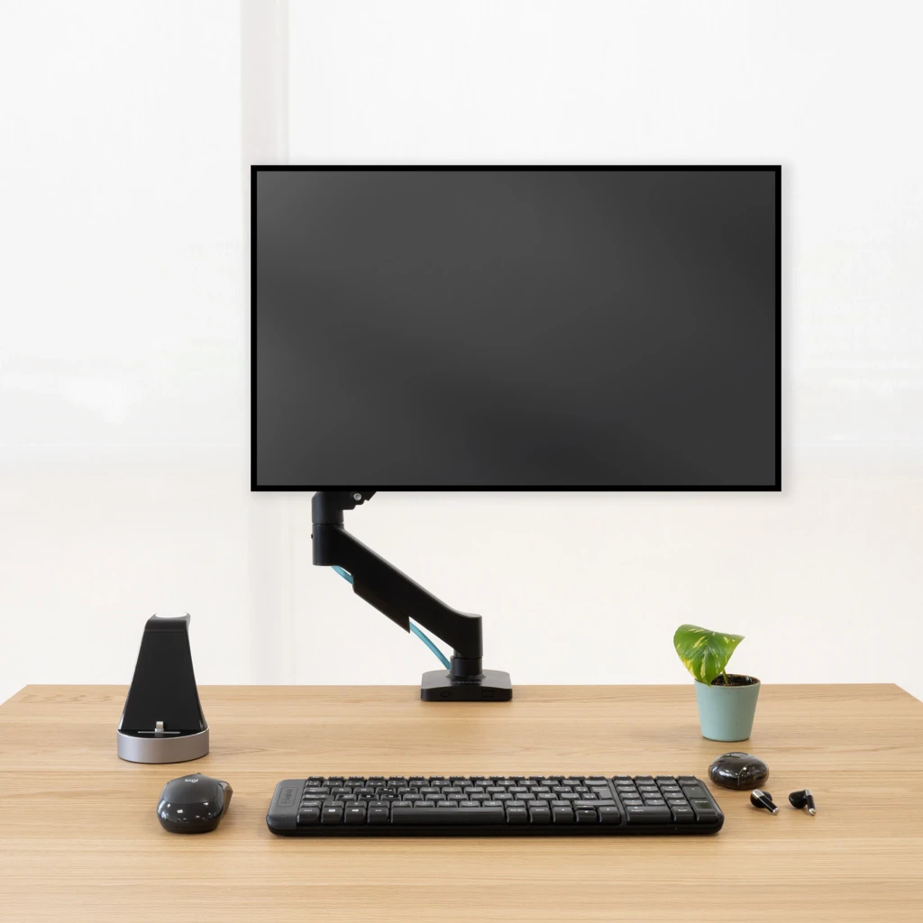 TooQ DB1733TNR-B support bureau moniteur noir, vue frontale: bras articulé avec moniteur sur bureau en bois avec clavier et