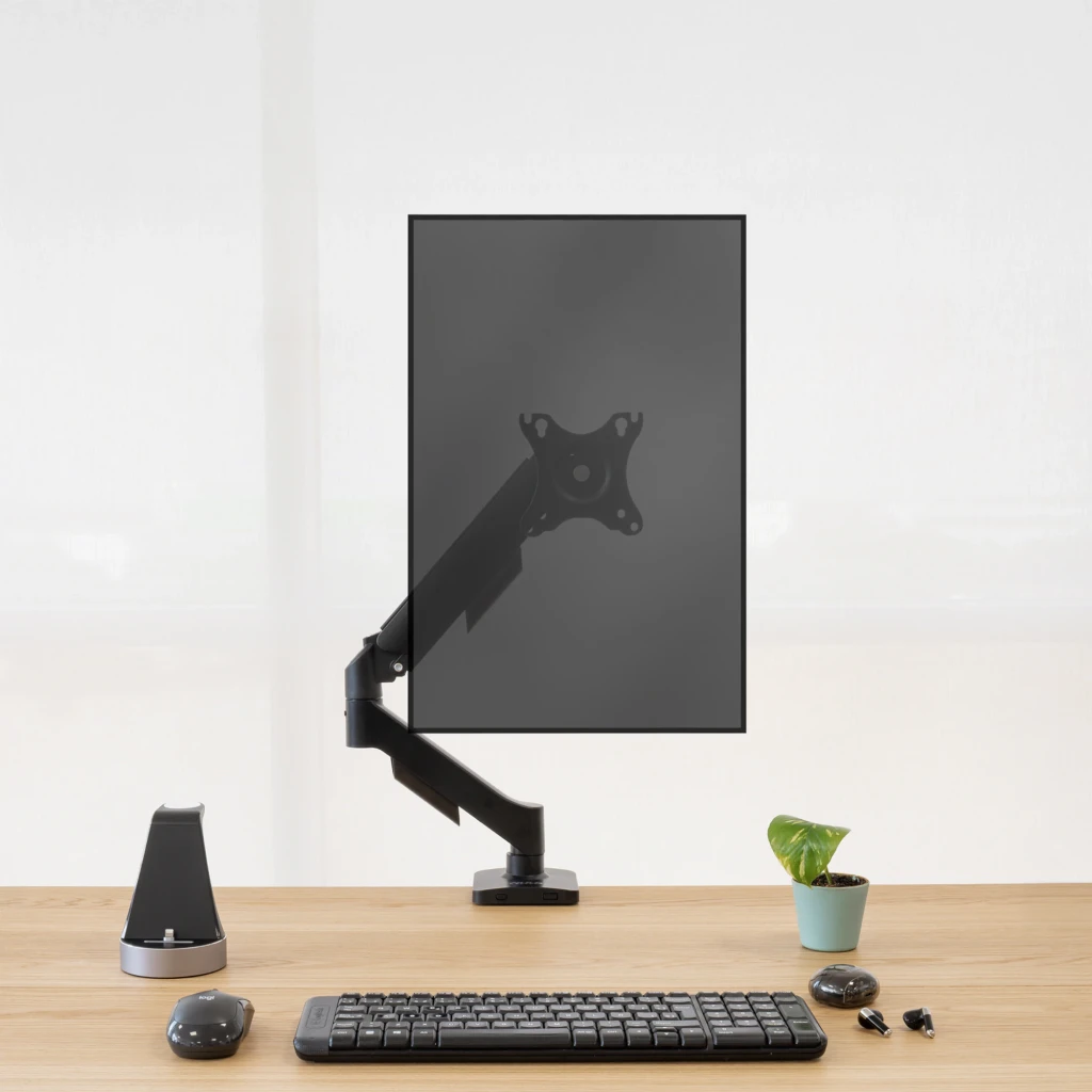 TooQ DB1733TNR-B support bureau moniteur 17-32" noir, vue de face: bras articulé noir sur bureau avec moniteur en mode