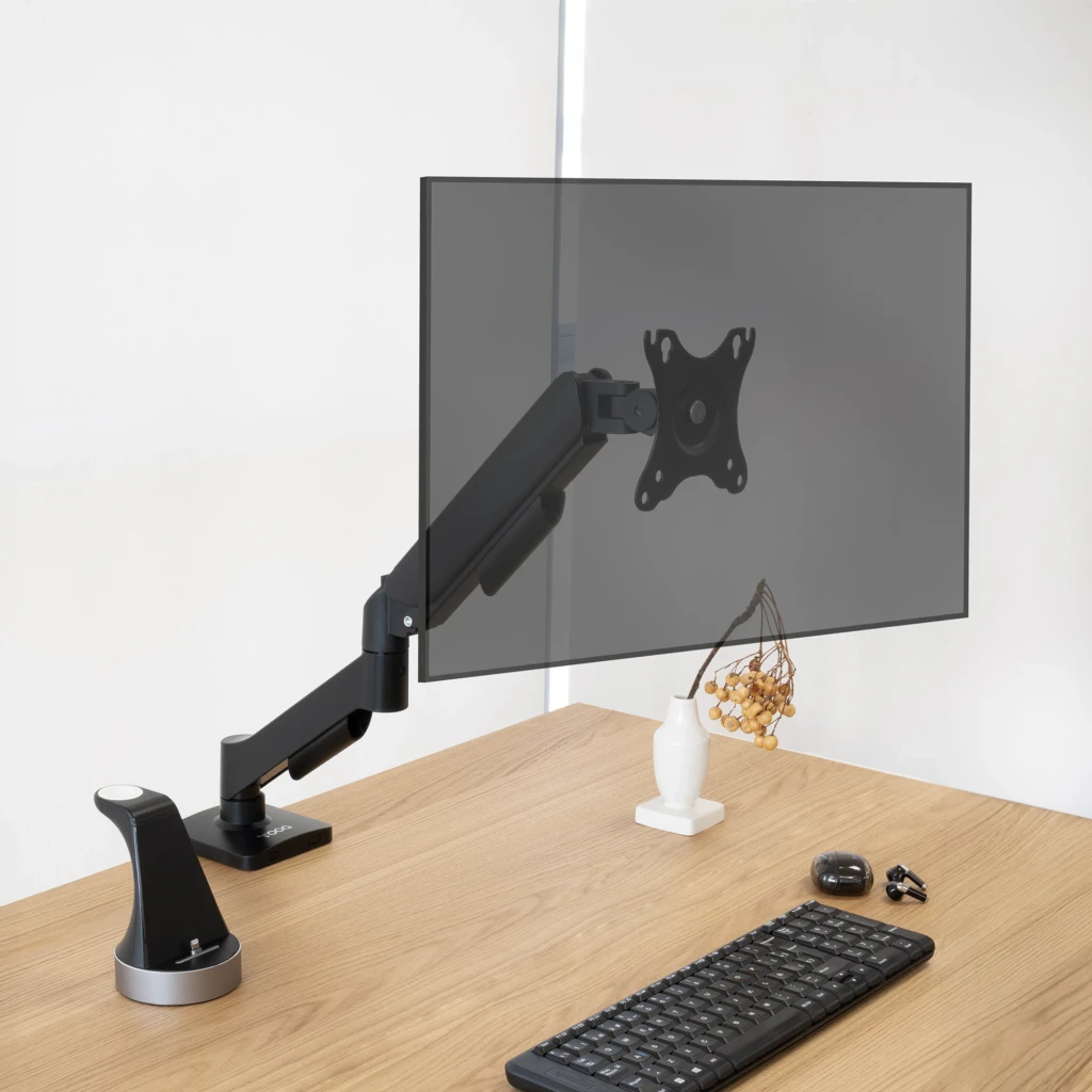 TooQ Support bureau moniteur DB1733TNR-B 17-32" noir, vue latérale: bras articulé noir sur bureau en bois avec clavier