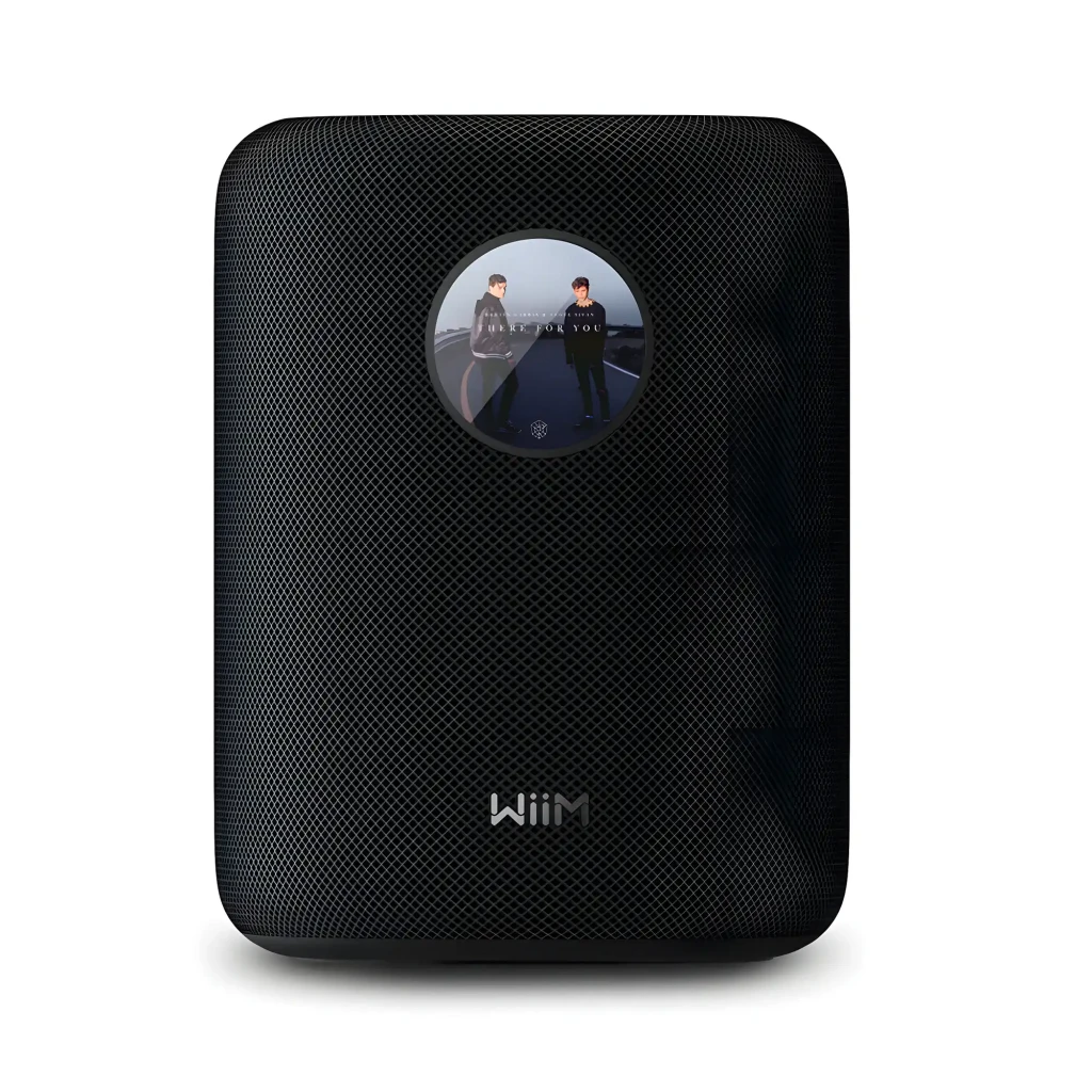 Wiim Altavoz inteligente Sound Negro, vista frontal: rejilla textil, pantalla circular con portada de álbum y logo WiiM