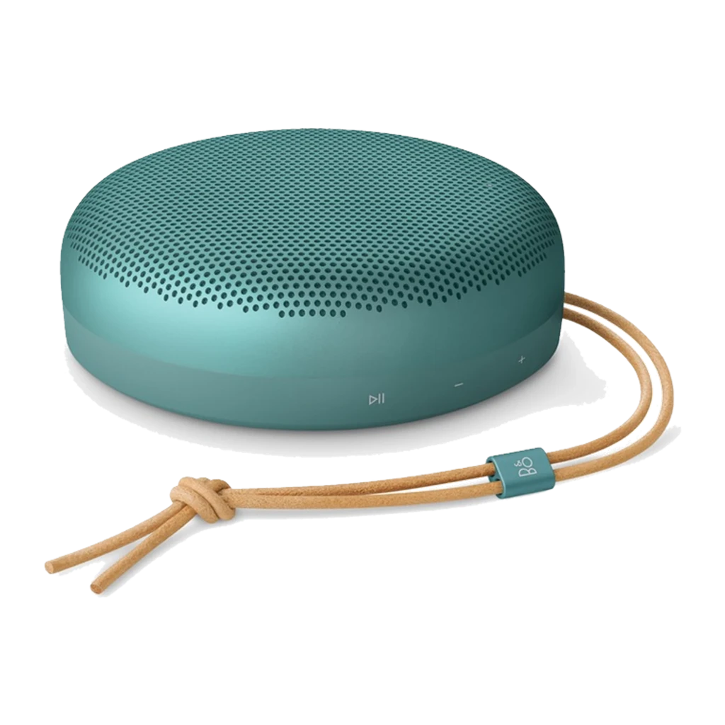 Bang & Olufsen Beosound A1 3ª Gen verde eucalipto, vista en ángulo: rejilla perforada superior, botones laterales y cordón