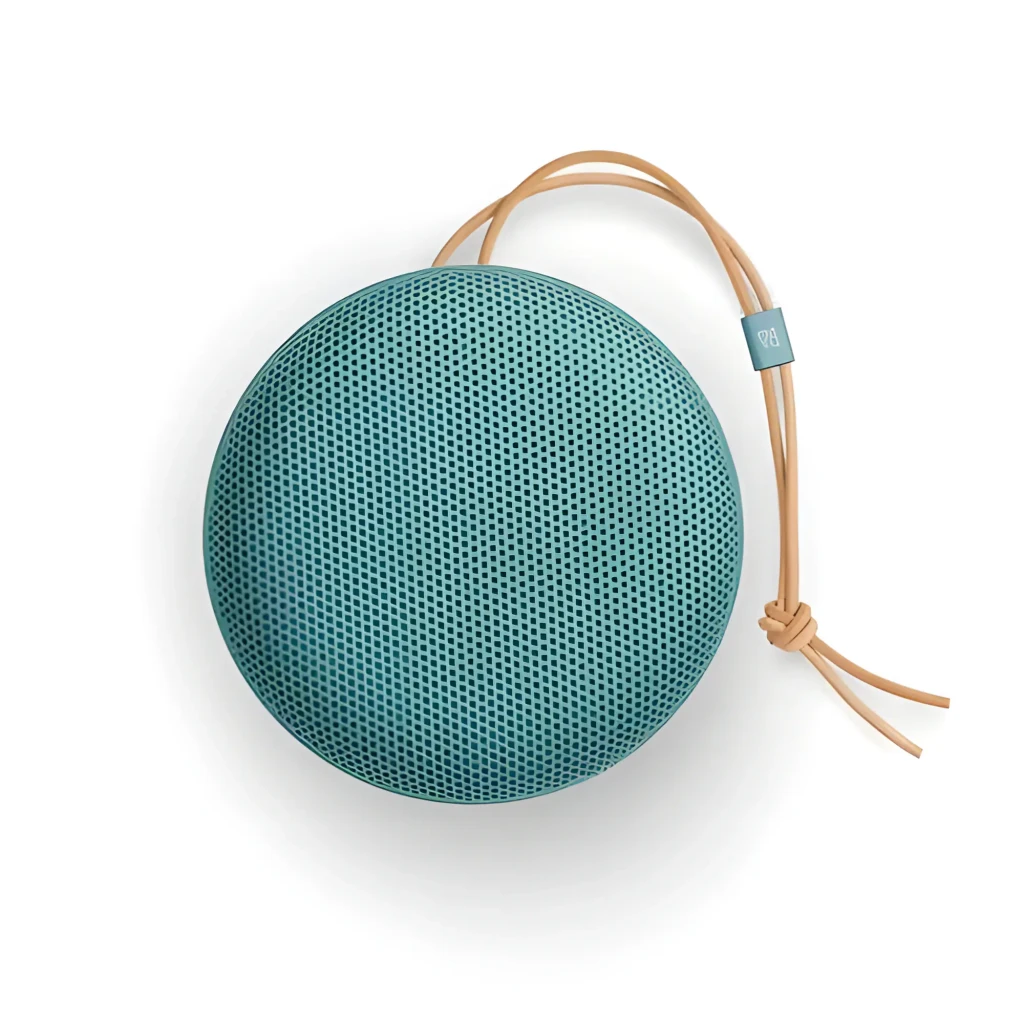 Bang & Olufsen Beosound A1 3ª Gen verde eucalipto, vista frontal: rejilla circular y correa de cuero beige con logo B&O