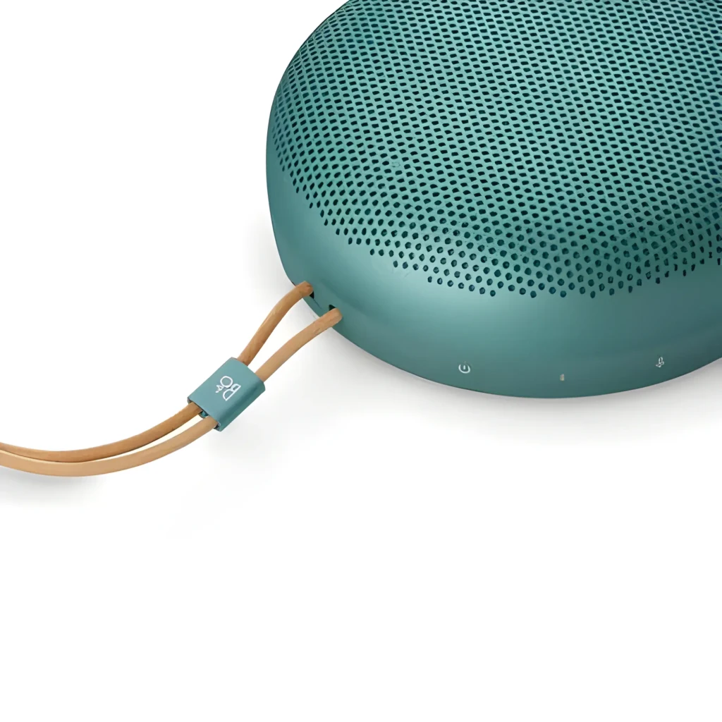 Bang & Olufsen Beosound A1 3ª Gen Verde Eucalipto, detalle: rejilla perforada y asa de cuero con logo B&O