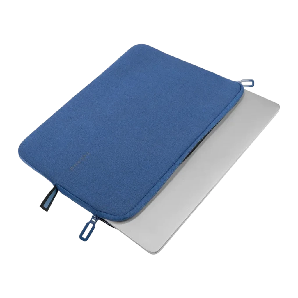 Tucano Melange Second Skin 15.6 pulgadas azul, vista en perspectiva: funda semiabierta con portátil asomando y tiradores