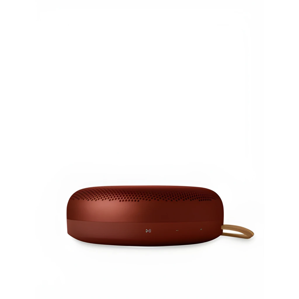Bang & Olufsen BeoSound A1 3rd Gen Rojo Rústico, vista lateral: rejilla perforada, botones frontales y asa beige