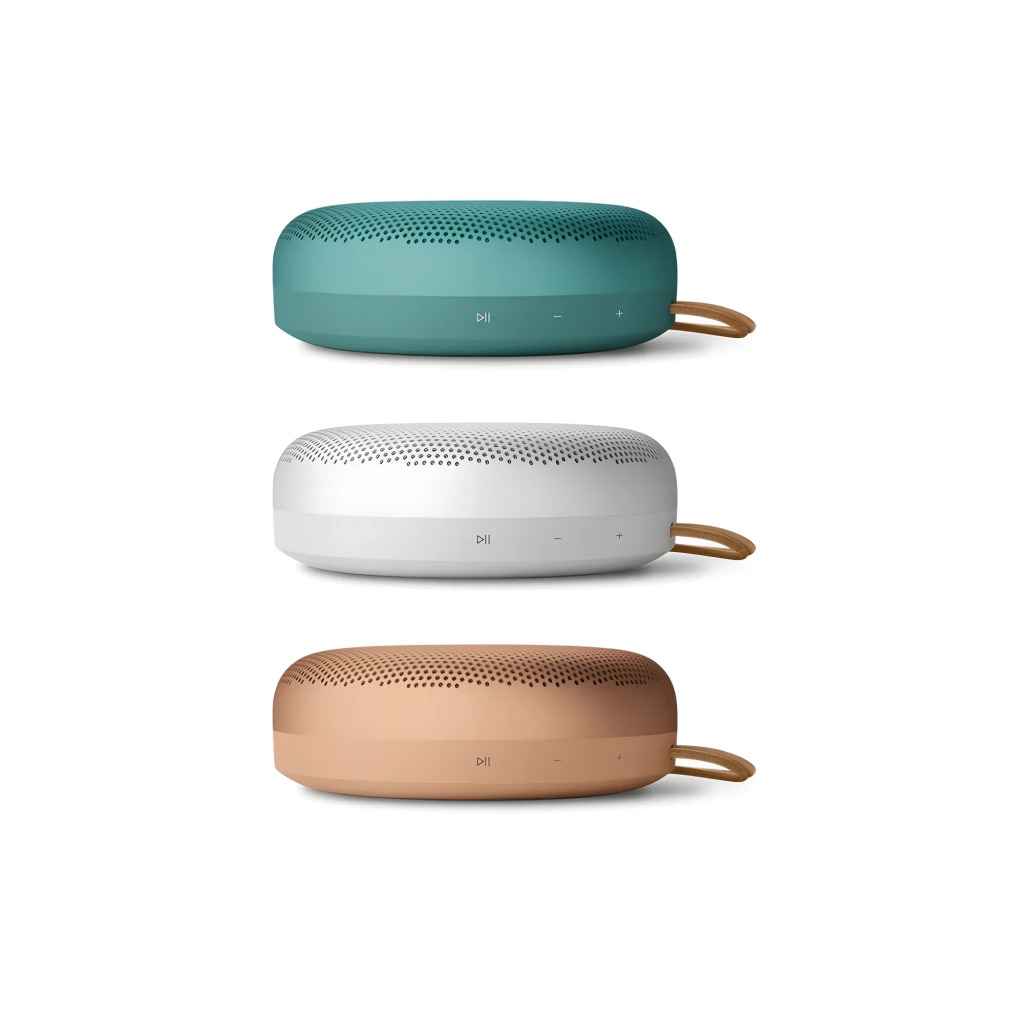 Bang & Olufsen BeoSound A1 3rd Gen Rojo Rústico, comparativa de colores: tres unidades en verde, blanco y rojo con asa de