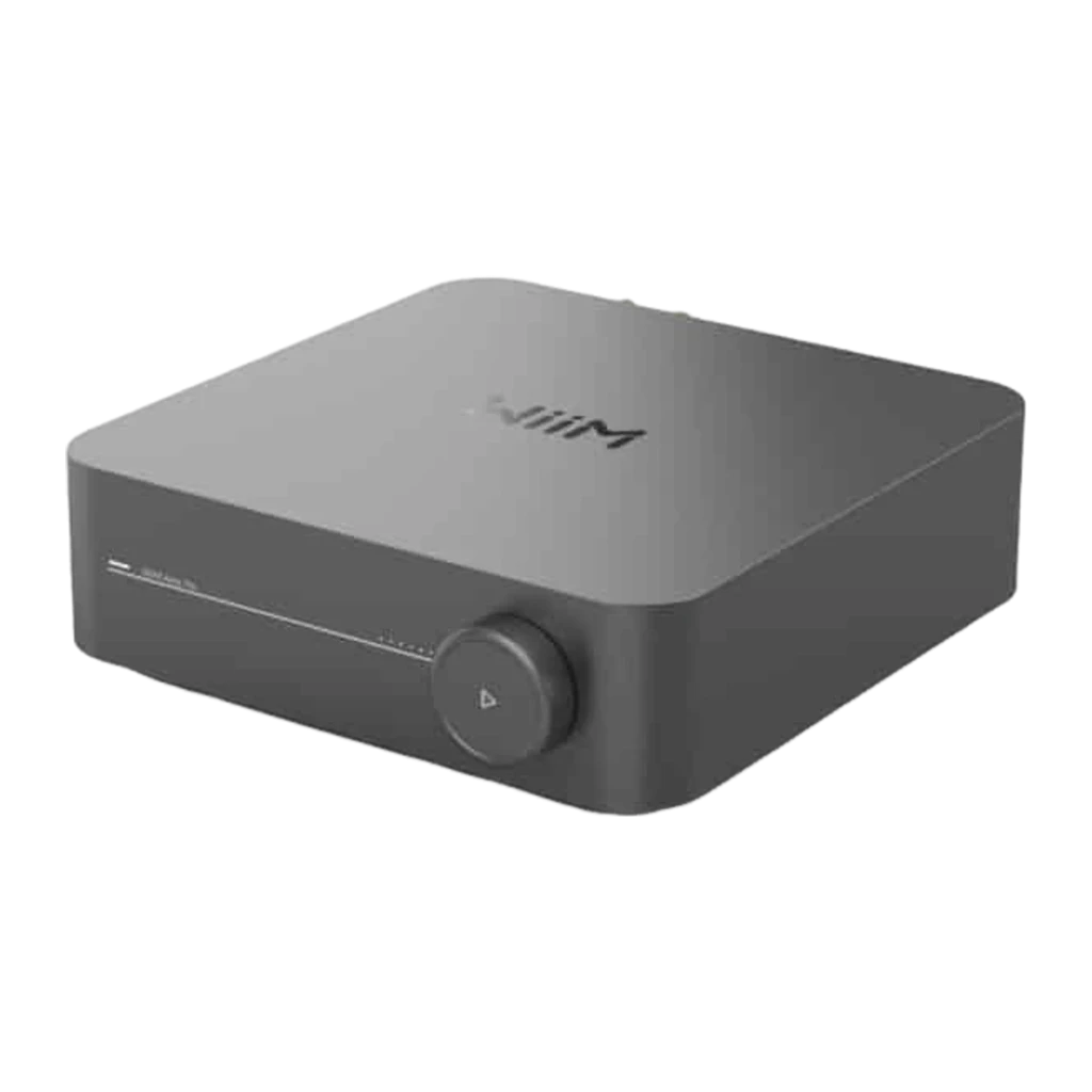 WiiM Amp Pro Multiroom Streaming Gris, vista frontal en ángulo: cuerpo compacto gris con logo WiiM en tapa y mando de