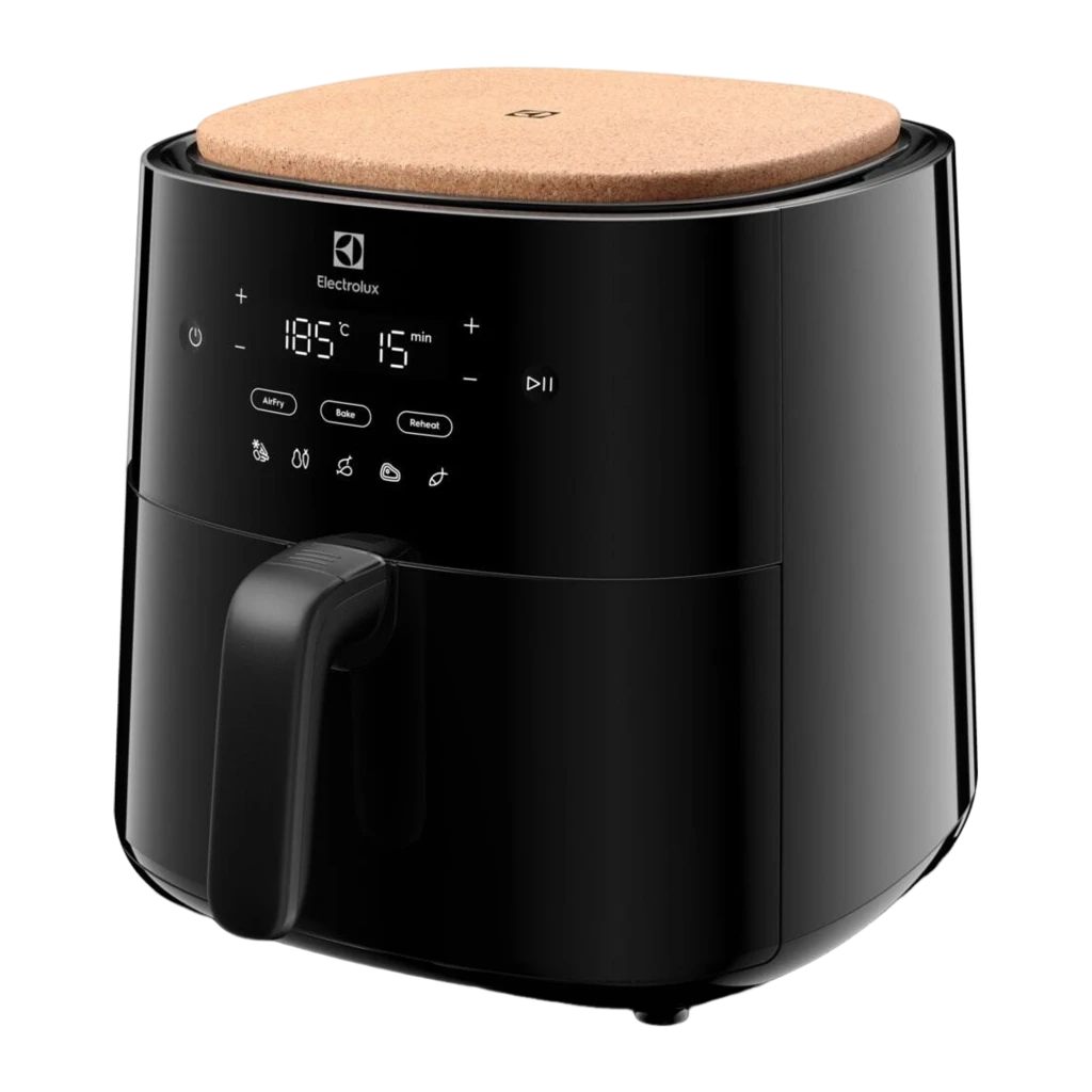 Electrolux Freidora de aire EAF5B 5L 1500W negro, vista en ángulo: lateral derecho con tapa de corcho y panel de control
